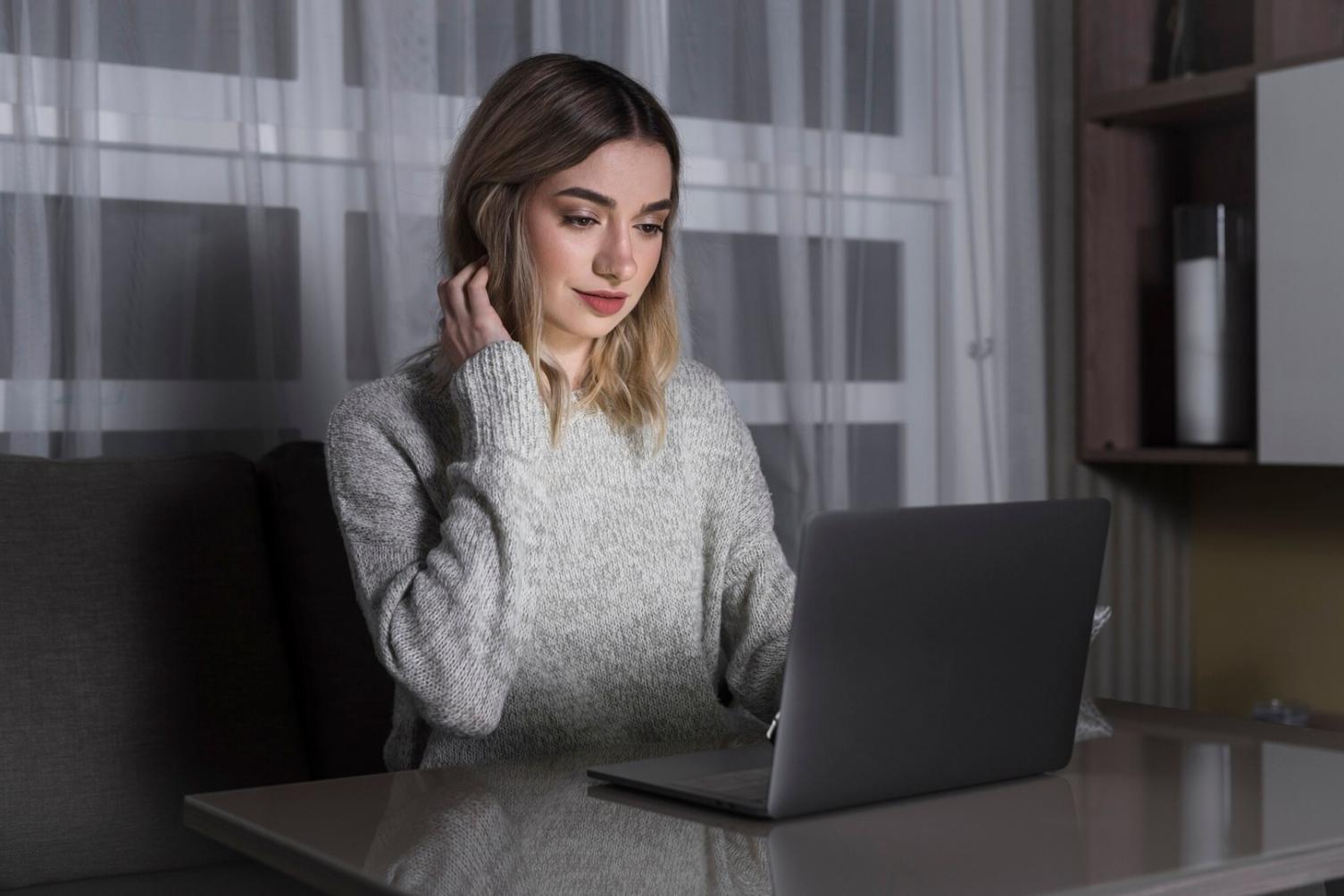 Étudiants travaillant sur des projets financiers innovants